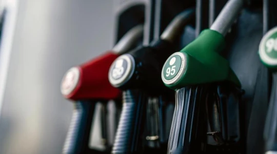 Rekordowe ceny ropy Brent na świecie. Rząd nie wyklucza obniżki VAT i akcyzy na paliwa