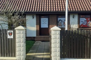 Zewnętrzny widok sklepu motoryzacyjnego Auto-Lieder w Pucku