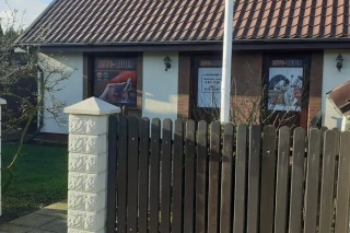 Budynek sklepu motoryzacyjnego Auto-Lieder w Pucku z zewnątrz