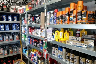 Produkty motoryzacyjne na półkach oferowane w sklepie samochodowym Auto-Lieder w Wejherowie