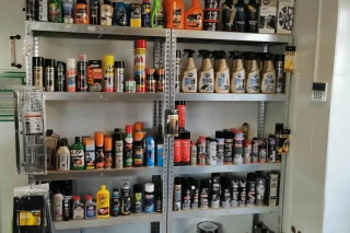 Regał z płynami, filtrami i sprayami w sklepie motoryzacyjnym Auto-Lieder w Luzinie