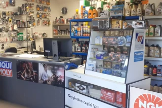 Stanowisko obsługi klienta i produkty w sklepie Auto-Lieder w Pucku