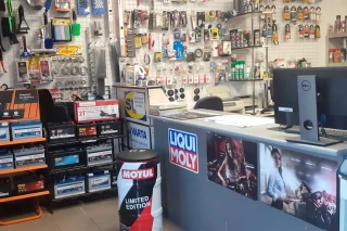 Stanowisko obsługi klienta wraz z asortymentem sklepu motoryzacyjnego Auto-Lieder w Pucku
