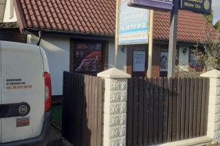 Widok na wejście do sklepu motoryzacyjnego Auto-Lieder w Pucku