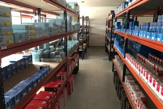 Wnętrze hurtowni motoryzacyjnej Auto-Lieder w Wejherowie z asortymentem części i akcesoriów samochodowych